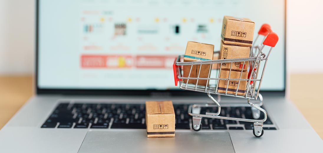 webshopkasser.jpeg (Boxes with shopping cart on a laptop computer. online shopping, Marketplace platform website, technology, ecommerce, shipping delivery, logistics and online payment concepts)
